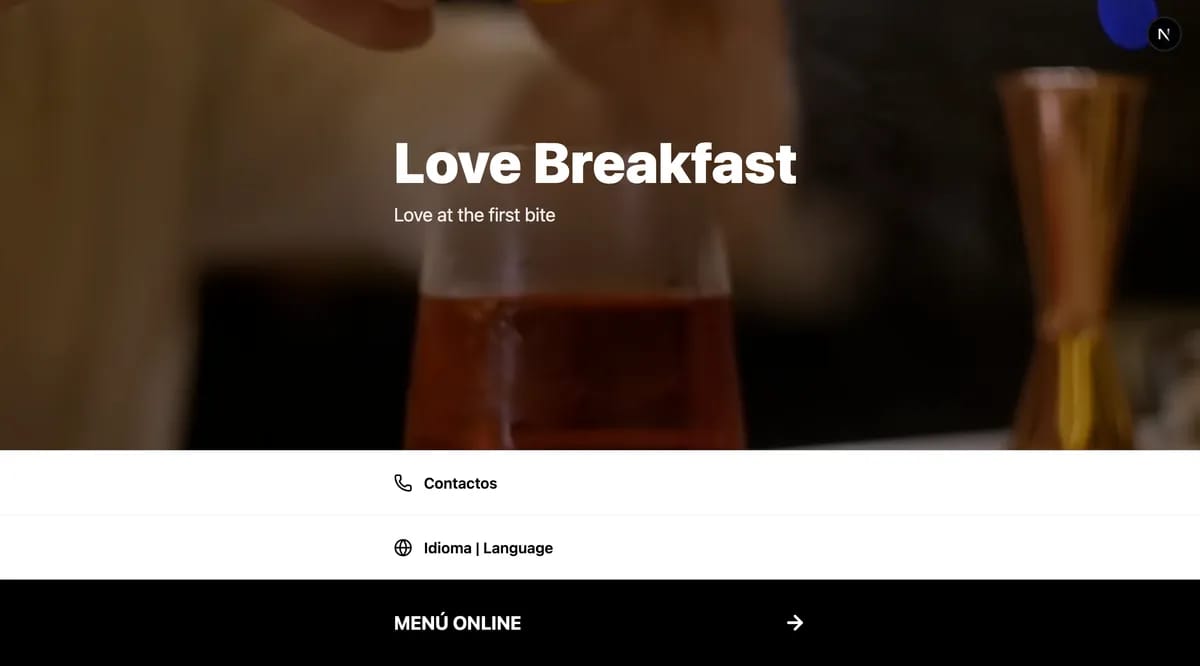 Sitio web público de restaurante mostrando categorías del menú QR